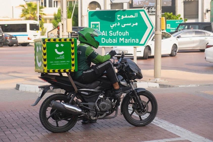 Mensajero motociclista del servicio de entrega verde de Careem.