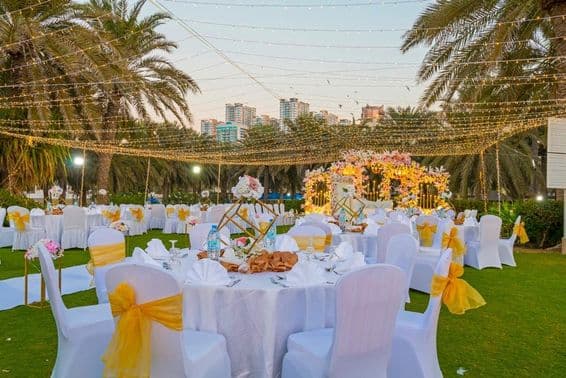 Decoración elegante de boda en un jardín en Sharjah.