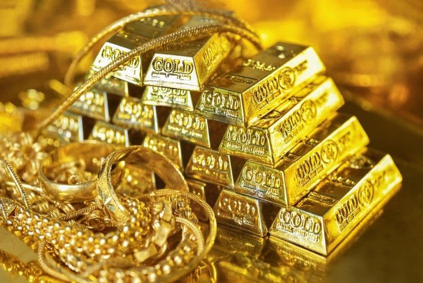 Lingotes de oro y joyas de oro.