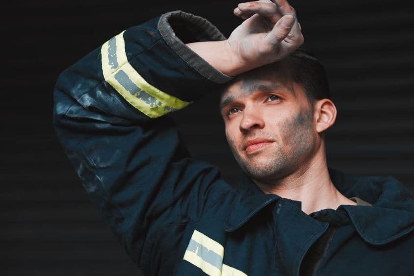 Bombero cansado después de combatir el fuego.