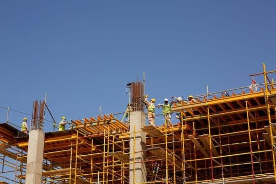 Abu Dhabi, trabajadores de la construcción construyendo rascacielos.
