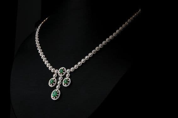 Collar de diamantes con gema verde esmeralda.