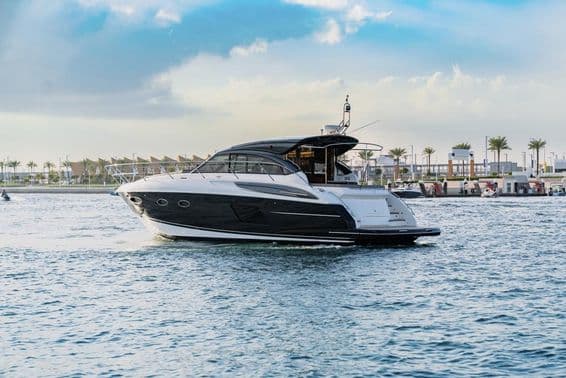 Un yate de lujo navega en Dubái cerca del puerto.