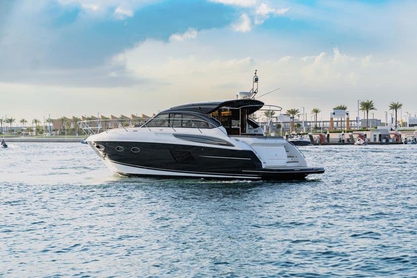 Un yate de lujo navega en Dubái cerca del puerto.