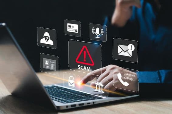 Empresario siendo engañado en línea para robo de información personal.