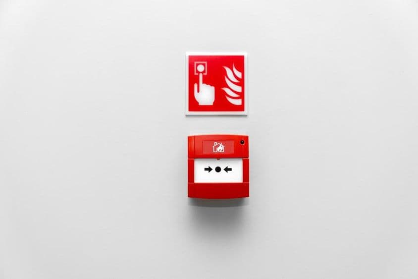 Botón de alarma contra incendios en un edificio, botón rojo de alarma contra incendios en la pared.