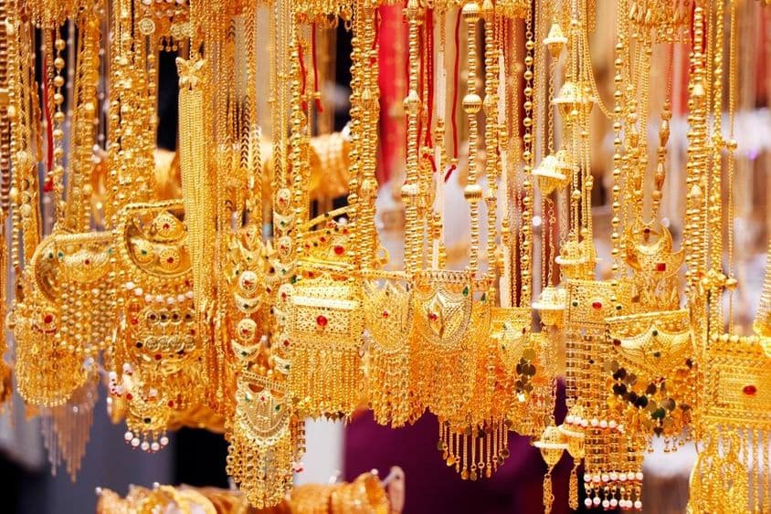 Joyería de oro y diamantes exhibida en una tienda de Dubái.