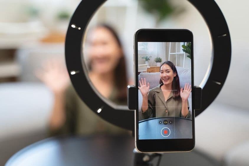 Joven mujer asiática transmitiendo su canal en una plataforma en línea.