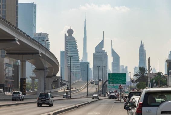 En Sheikh Khalifa Bin Zayed Road, con vista a los rascacielos del distrito Trade Centre.