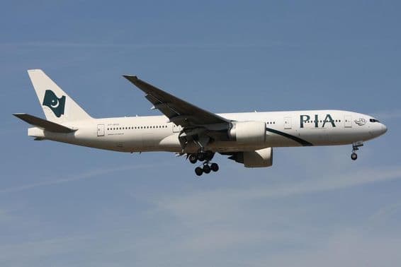 PIA Pakistan International Airlines Boeing 777-200 con matrícula AP-BGL.