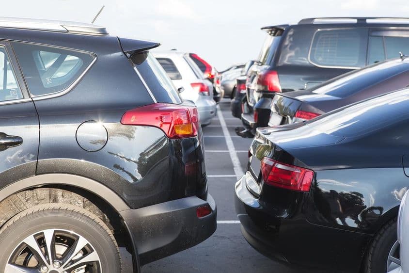 Autos estacionados afuera en un lote de estacionamiento.