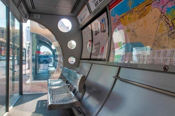 Interior de parada de autobús con aire acondicionado en Dubai.