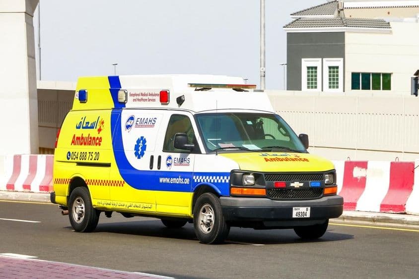 Ambulancia Chevrolet Express en una calle de la ciudad.