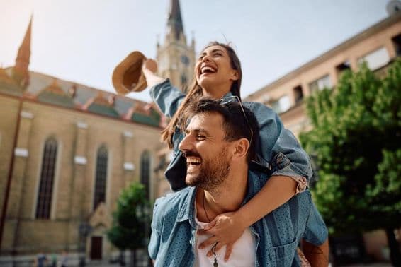 Pareja joven despreocupada viajando.