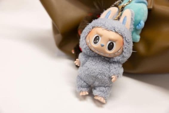 Vista del famoso Popmart Labubu en el bolso de una mujer.