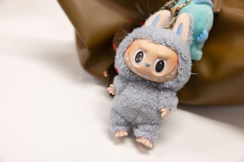 Vista del famoso Popmart Labubu en el bolso de una mujer.
