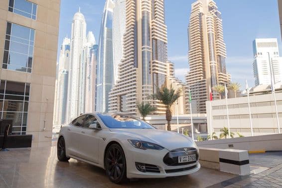 Coche eléctrico de Tesla en las calles de Dubái.
