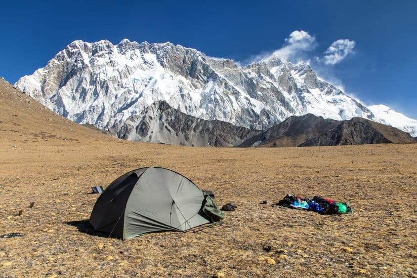 Vista de la montaña Lhotse y la cara sur rocosa de Nuptse, en ruta al campamento base del Monte Everest.