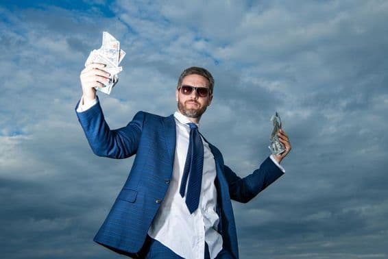 Un hombre multimillonario con dinero en un traje.