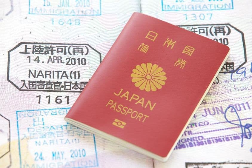 Pasaporte japonés con sellos de fondo.