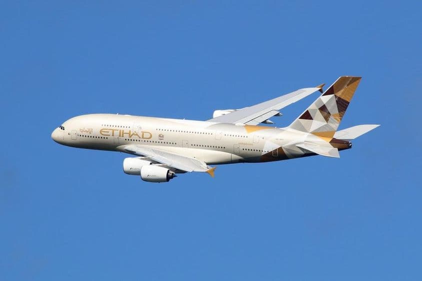 Un avión Airbus A380 de Etihad Airways en vuelo.