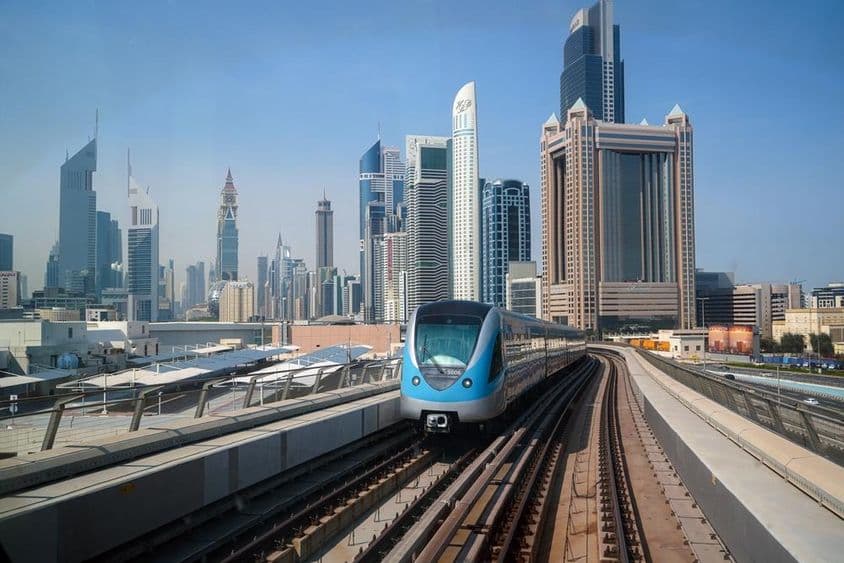 Vista de la ciudad desde una línea de metro entre rascacielos en Dubai.