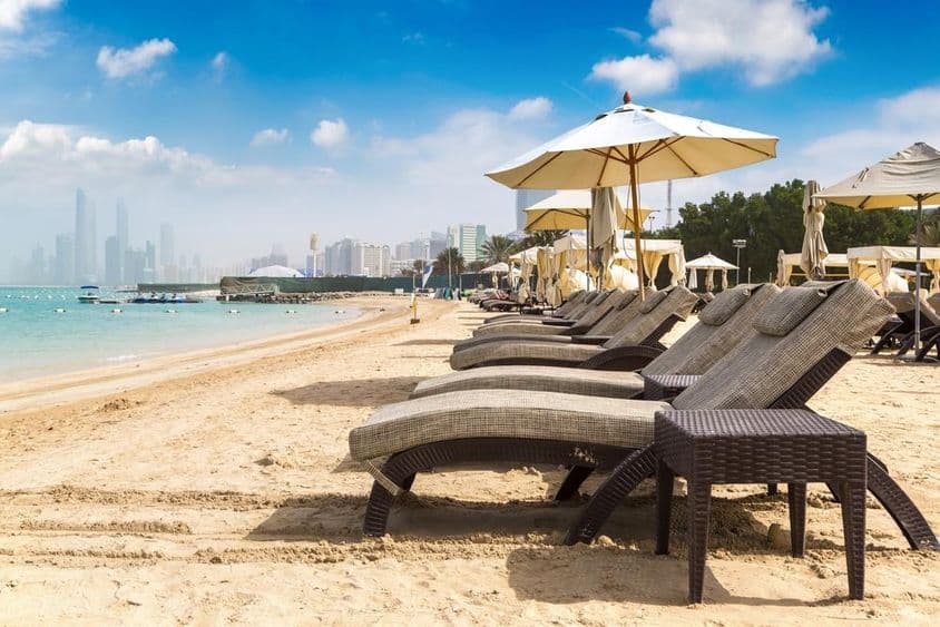 Camas solares y sombrillas en la playa en Abu Dhabi.
