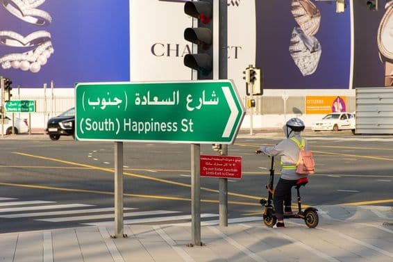 Patineta eléctrica en el Distrito Al Wasl, Ciudad de Dubái.