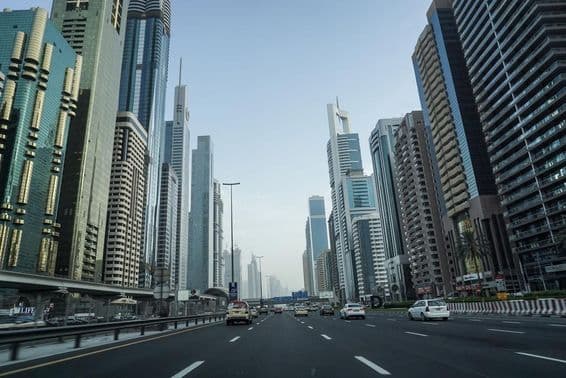 Carretera Sheikh Zayed en Dubái antes del atardecer.