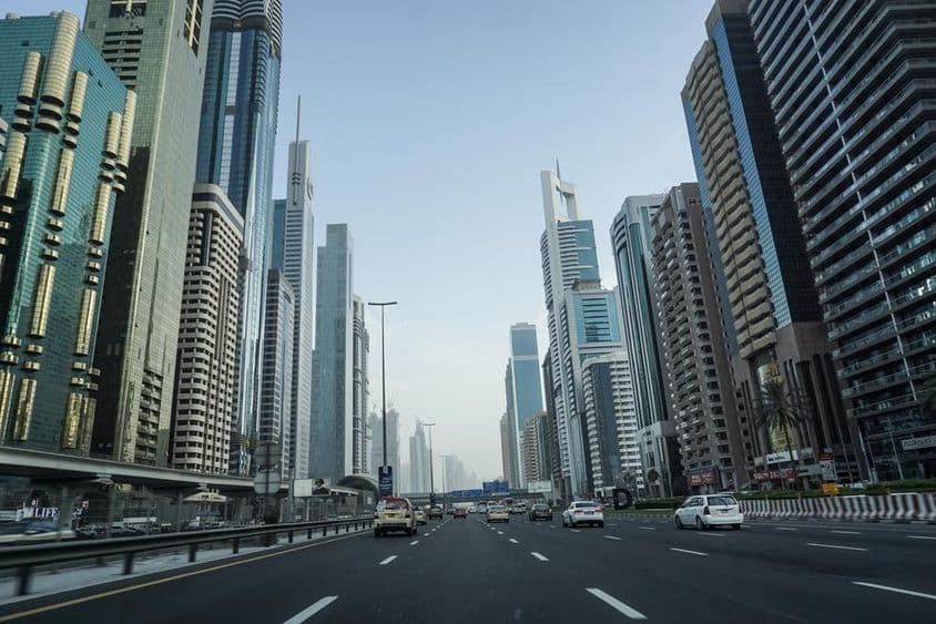 Carretera Sheikh Zayed en Dubái antes del atardecer.