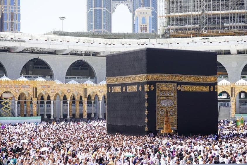 También conocida como Kaaba al-Musharrafa, ubicada en el centro de la mezquita más importante del Islam, la Masjid al Haram.
