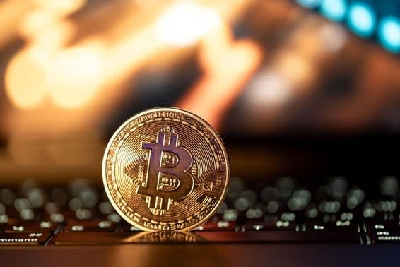 Moneda de Bitcoin sobre un teclado.