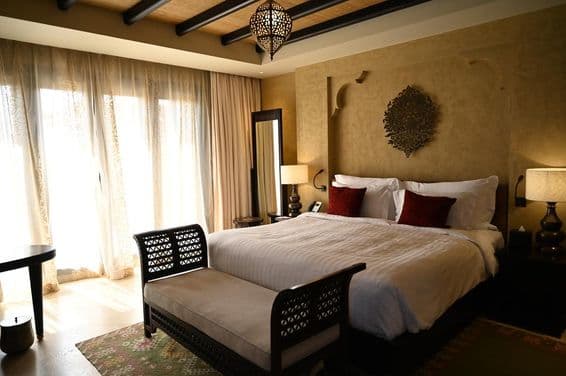 Abu Dhabi, Emiratos Árabes Unidos, apartamento con sofá.