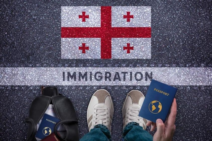Viajando a Georgia con una bolsa y pasaporte