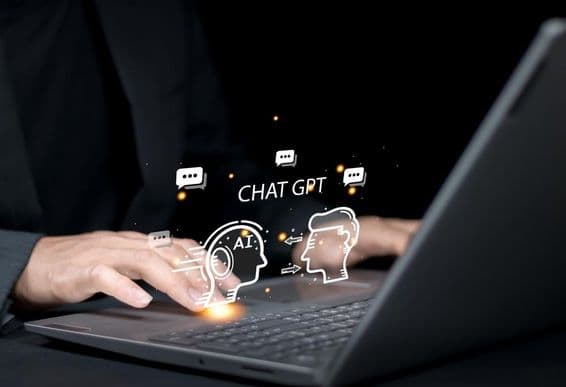 Empresario interactuando con un chatbot de IA desarrollado por OpenAI.