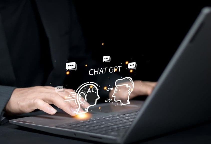 Empresario interactuando con un chatbot de IA desarrollado por OpenAI.