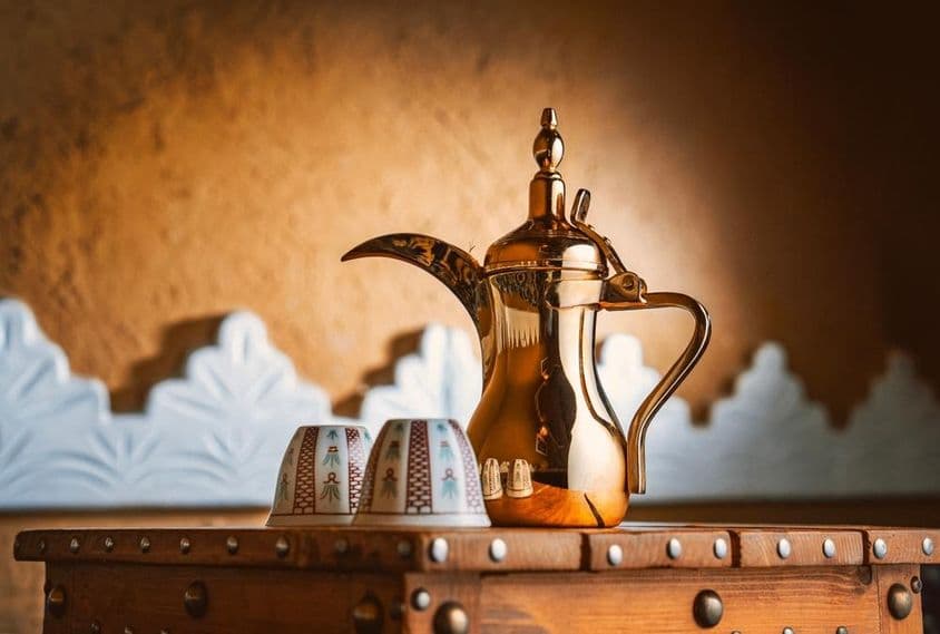 Cafetera tradicional árabe. Cafetera Dallah saudita.