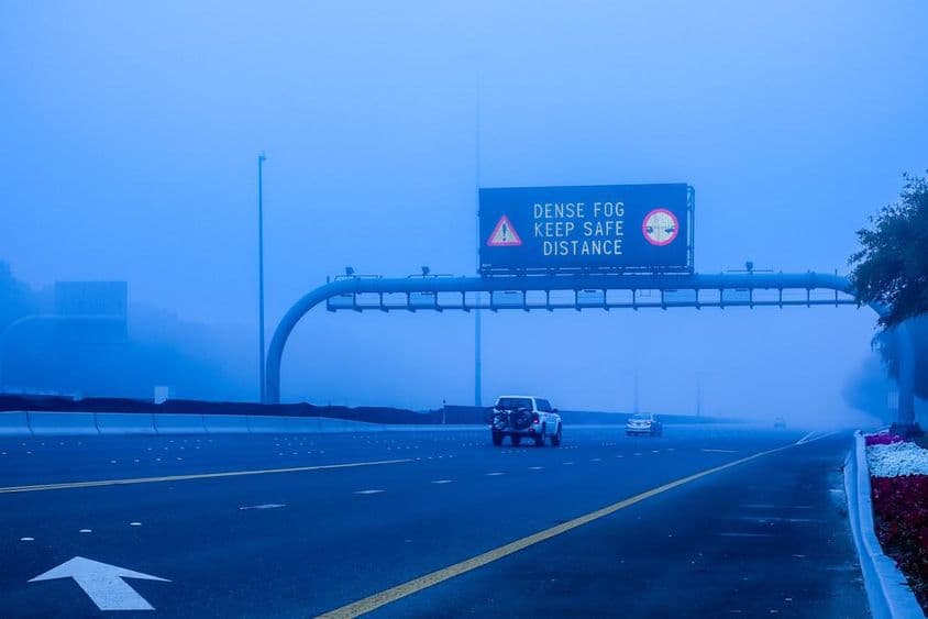 En los Emiratos Árabes Unidos, mantenga una distancia segura en niebla espesa.