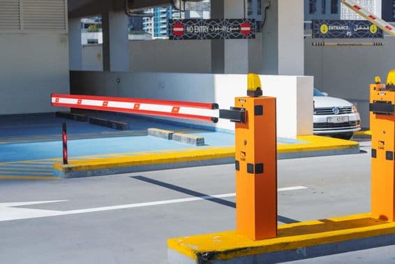 Sistema de entrada en Dubái regulando barreras automáticas hacia el estacionamiento de la ciudad.