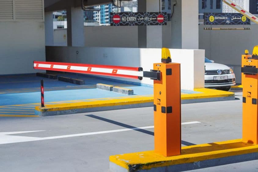 Sistema de entrada en Dubái regulando barreras automáticas hacia el estacionamiento de la ciudad.