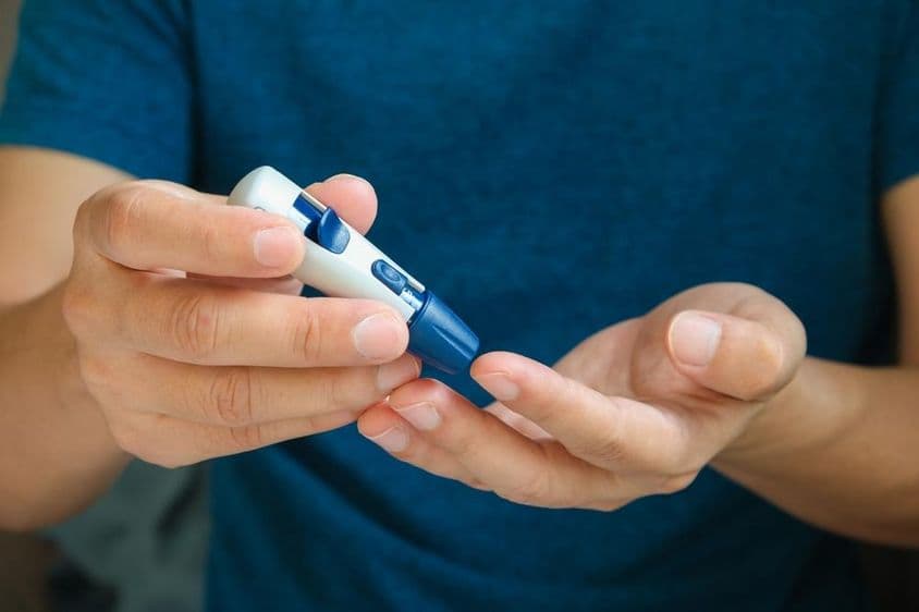 Gestión de diabetes y control de hiperglucemia con monitor de glucosa en sangre.