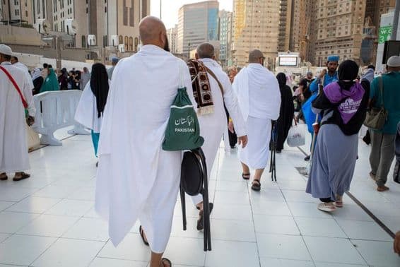 Peregrinos caminando cerca de la Gran Mezquita de La Meca, Masjidil Haram.