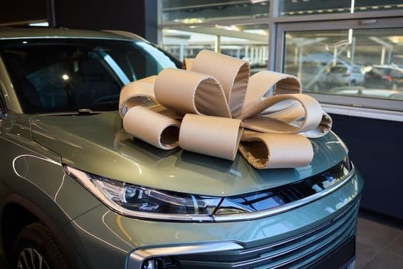 Coche de premio decorado con cinta para una ocasión festiva.