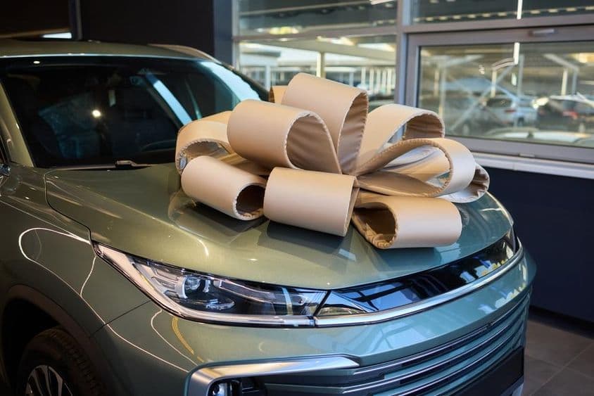 Coche de premio decorado con cinta para una ocasión festiva.
