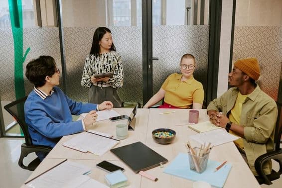 Colaboradores de la Generación Z trabajando juntos en un plan de negocios.