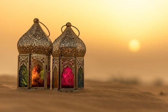 Linterna árabe en el desierto al atardecer.