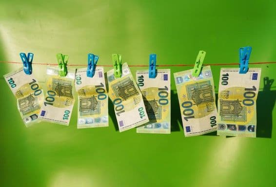 Billetes de 100 euros secándose en un tendedero.