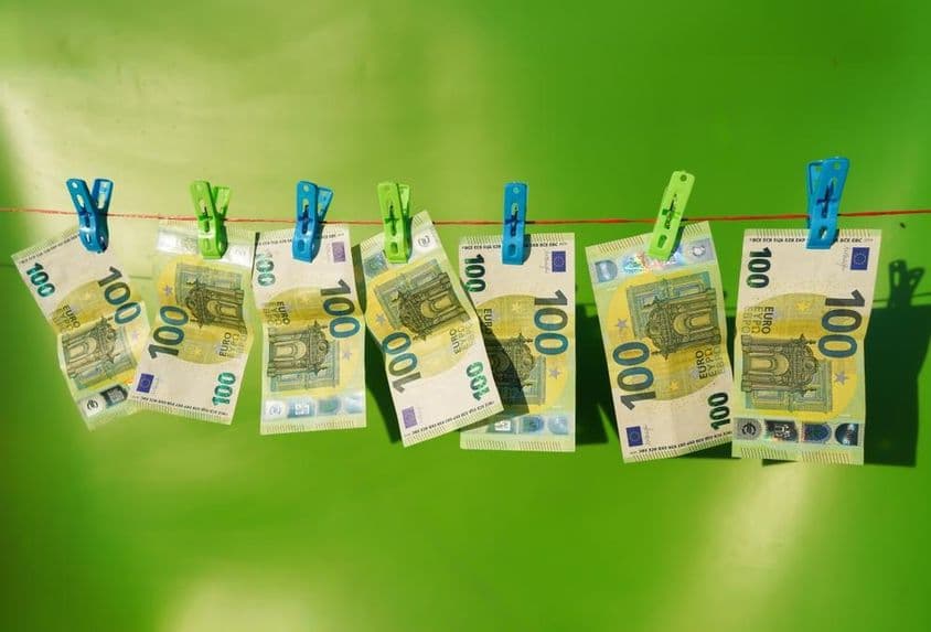 Billetes de 100 euros secándose en un tendedero.