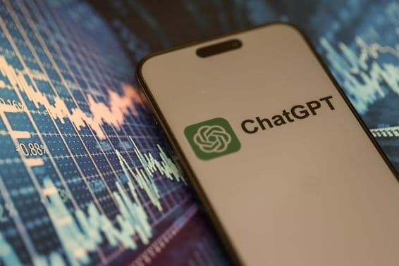 Smartphone con el logotipo oficial de ChatGPT desplegado.
