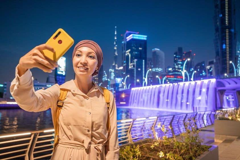 Una bloguera tomando una selfie en el centro de Dubái.